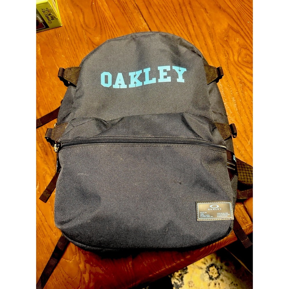 Oakley Backpack -‎ College Dress Blues, Large ( 17.5" x 12" x 5") EUC